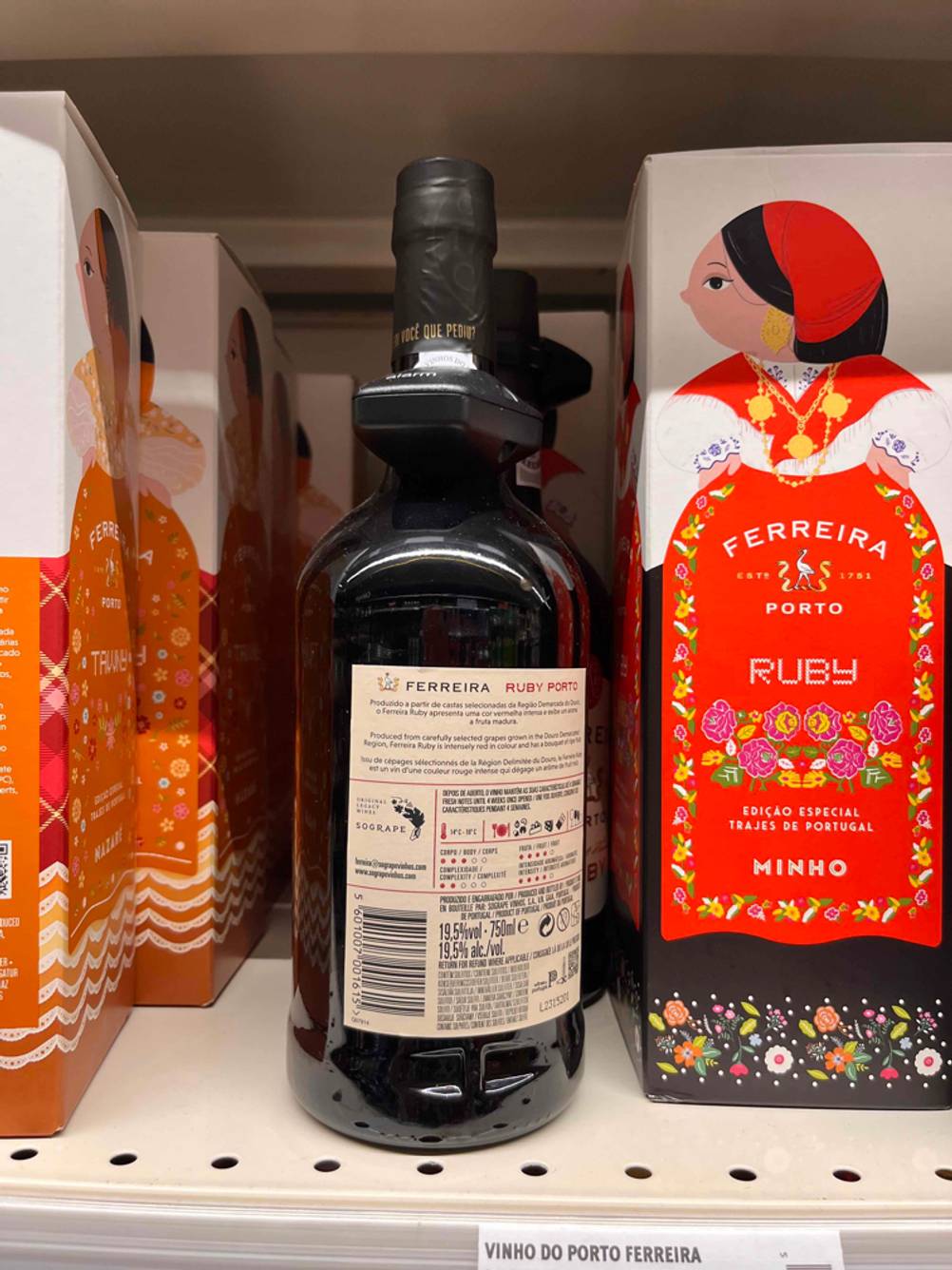 Portwein getestet: Eine Flasche mit der Rückseite nach vorne in einem Regal neben anderen Produkten.