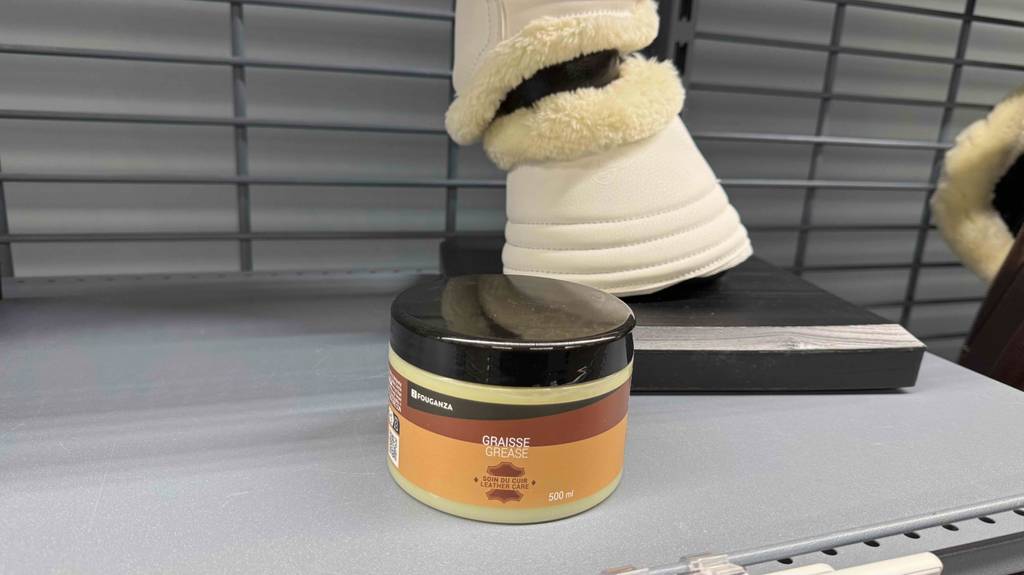 Lederfett im Test: Eine Dose Lederfett steht in einem Regal.