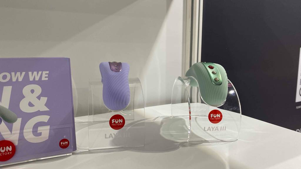 Auflegevibrator getestet: Zwei Geräte auf Acrylständern in einem Regal.