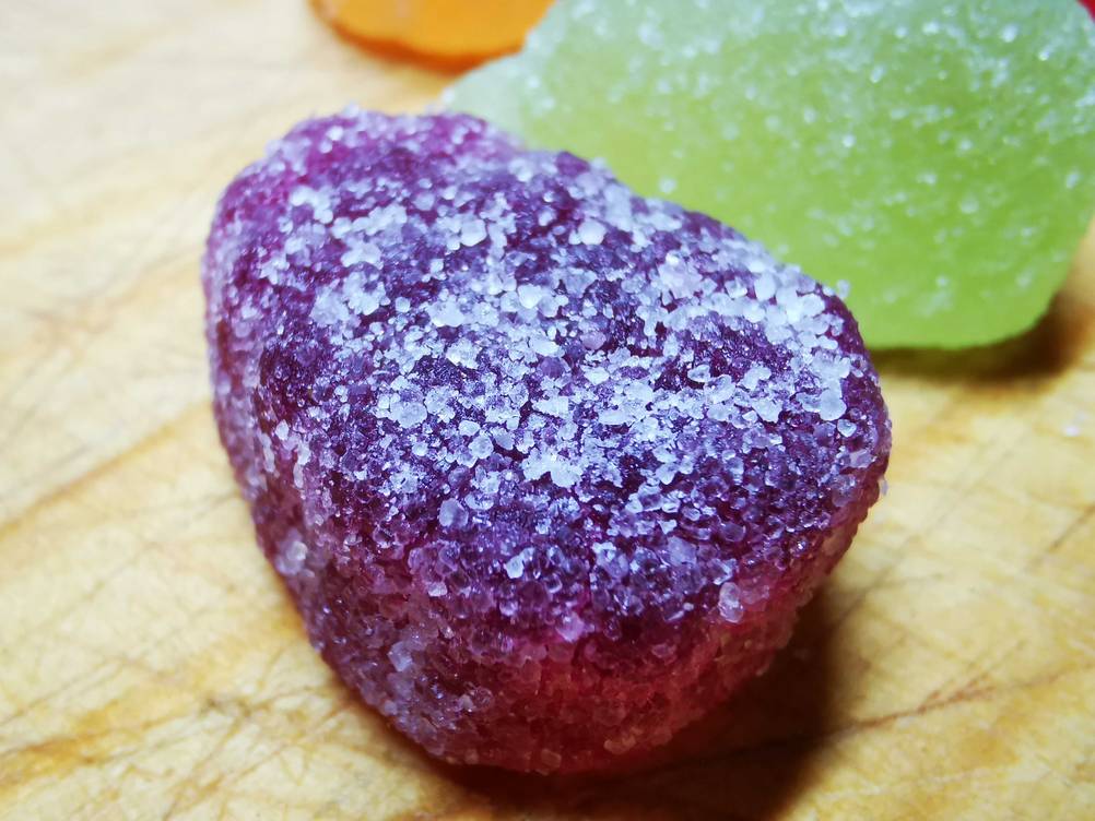 Geleefrüchte-Test: Die violette Geleefrucht in Nahaufnahme.