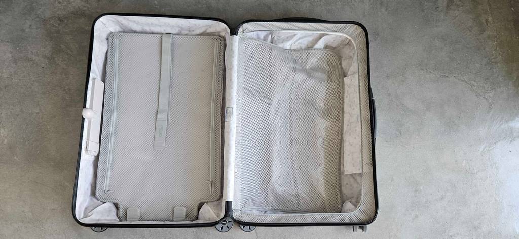 Im Test: Der beste Hartschalenkoffer groß geöffnet auf einer grauen Fläche liegend.