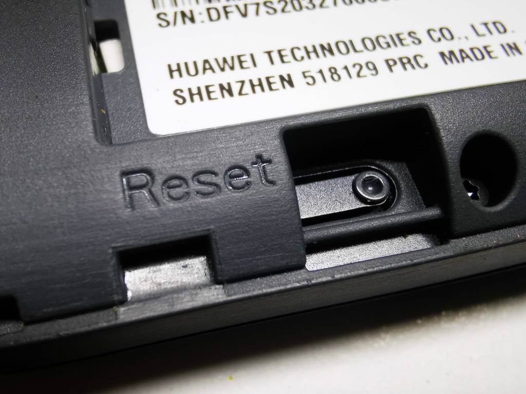 Der schwarze, getestete Huawei-Router, mit Fokus auf den Reset-Bereich.