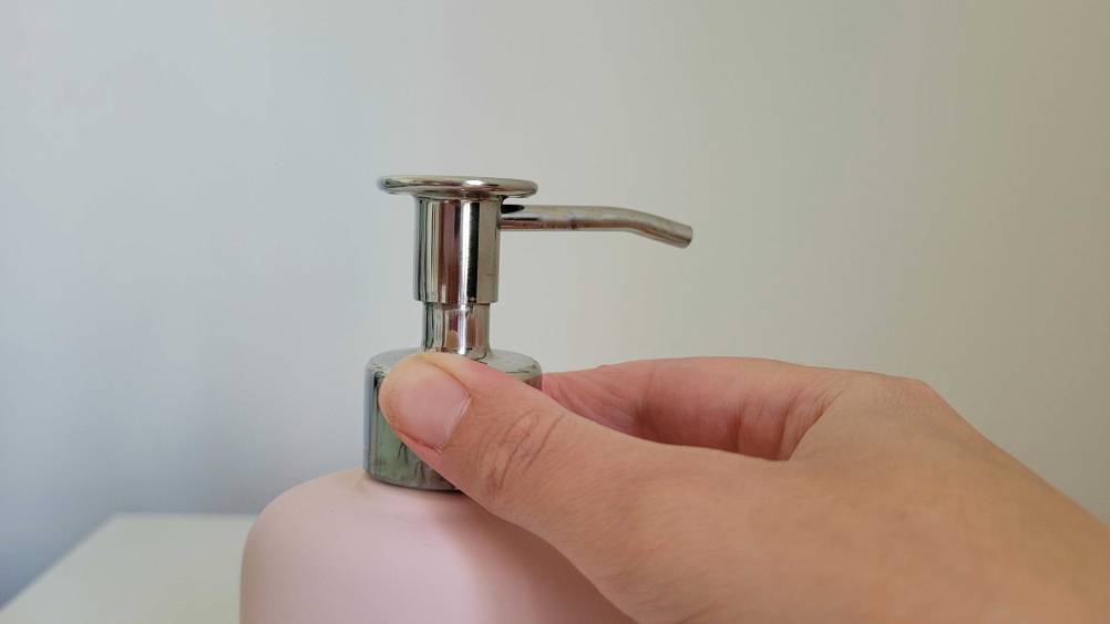 Im Test: Eine Hand am Spenderkopf.