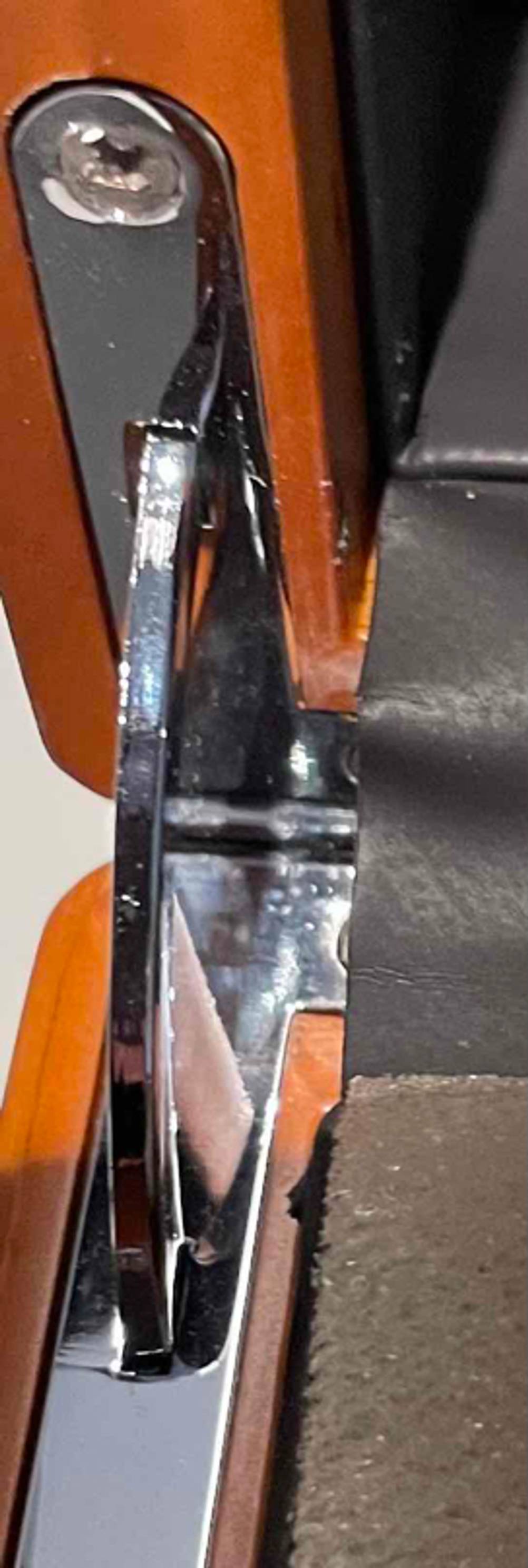 Uhrenbox getestet: Detailaufnahme des Schanieres der Box.