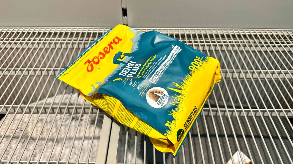 Hundefutter für magen-darm-empfindliche Hunde im Test: Eine Packung Hundefutter liegt in einem Regal.