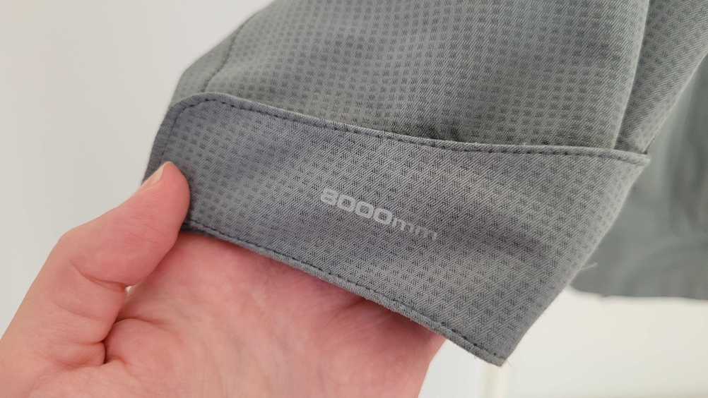 Herren-Regenjacken-Test: Angabe der Wassersäule einer Killtec-Regenjacke. 