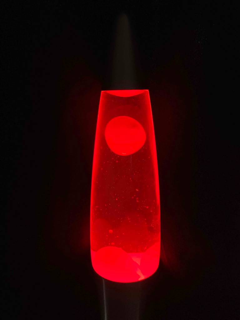 Lavalampe getestet: Eine angeschaltete Lampe in Dunkelheit.