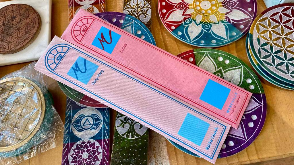 Räucherstäbchen im Test: zwei Packungen Räucherstäbchen in den Gerüchen Lotus und Ylang-Ylang.