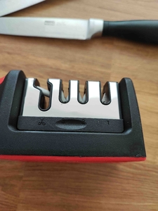 Messerschärfer im Test: Messerschärfer liegt auf einem Tisch