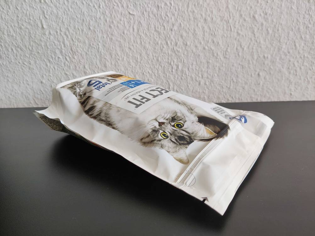 Perfect-Fit-Katzenfutter im Test: verschlossene Verpackung Katzenfutter liegend auf einer grauen Fläche.