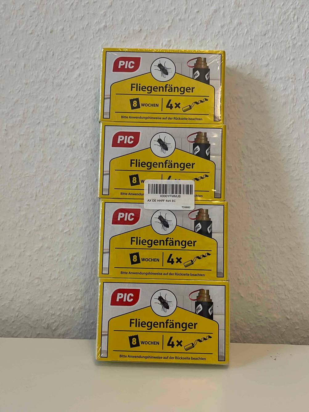 Fruchtfliegenfalle im Test: vier Packungen Fruchtfliegenfalle mit jeweils vier Fallen darin obereinander stehend.