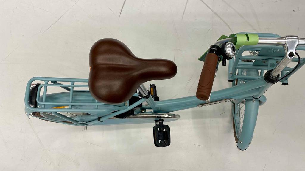Fahrrad im Test: gesamtes Fahrrad von oben zu sehen, mit braunem Sattel und Lenker.
