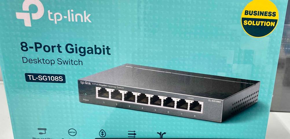 Nahaufnahme der Vorderseite der Verpackung des getesteten 8-Port-Switches.