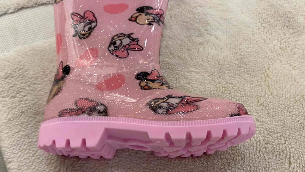 Gummistiefel Kinder auf Seite liegend