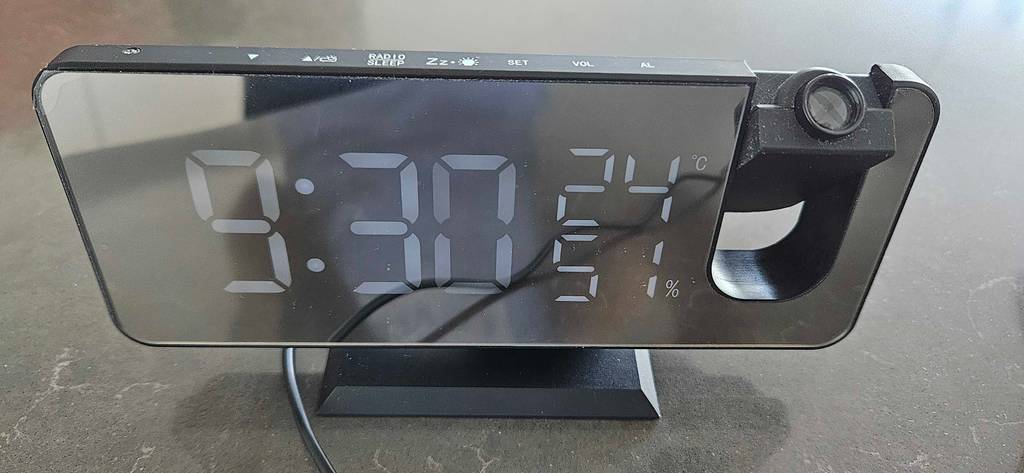 Ein getesteter Projektionswecker von vorne mit angeschaltetem Display.