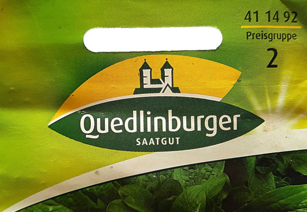 Nahaufnahme der Markenaufschrift der getesteten Feldsalat-Samen.