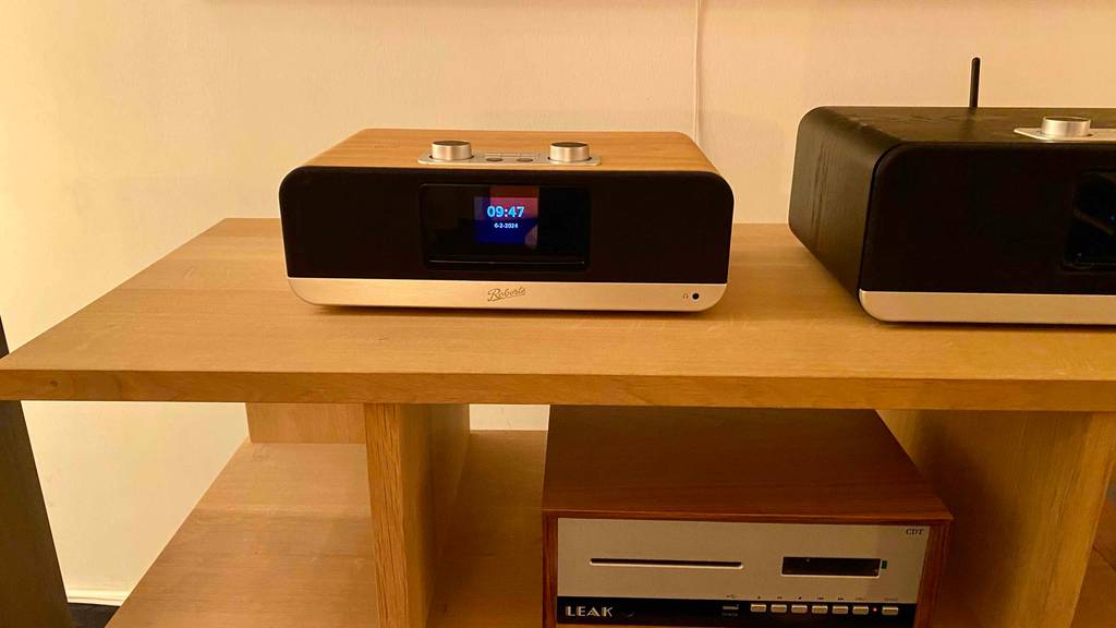 Ein getesteter Internetradio von vorn auf einem Regal stehend.