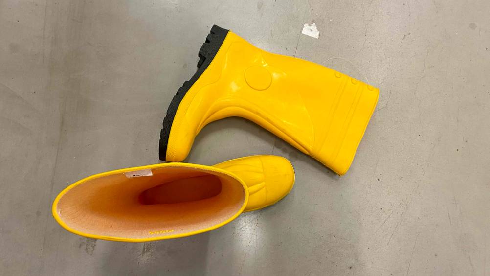Gummistiefel-Herren im Test: ein stehender Gummistiefel mit Einsicht ins Innere und ein Stiefel daneben liegend.