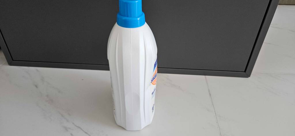 Im Test: Eine Flasche Hygienespüler von der Seite auf einer hellen Oberfläche.