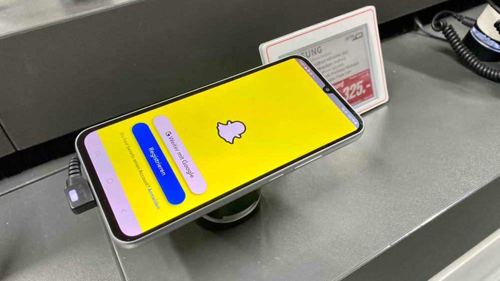 5G-Handy im Test: ein 5G-Handy mit geöffneter Snapchat-App.