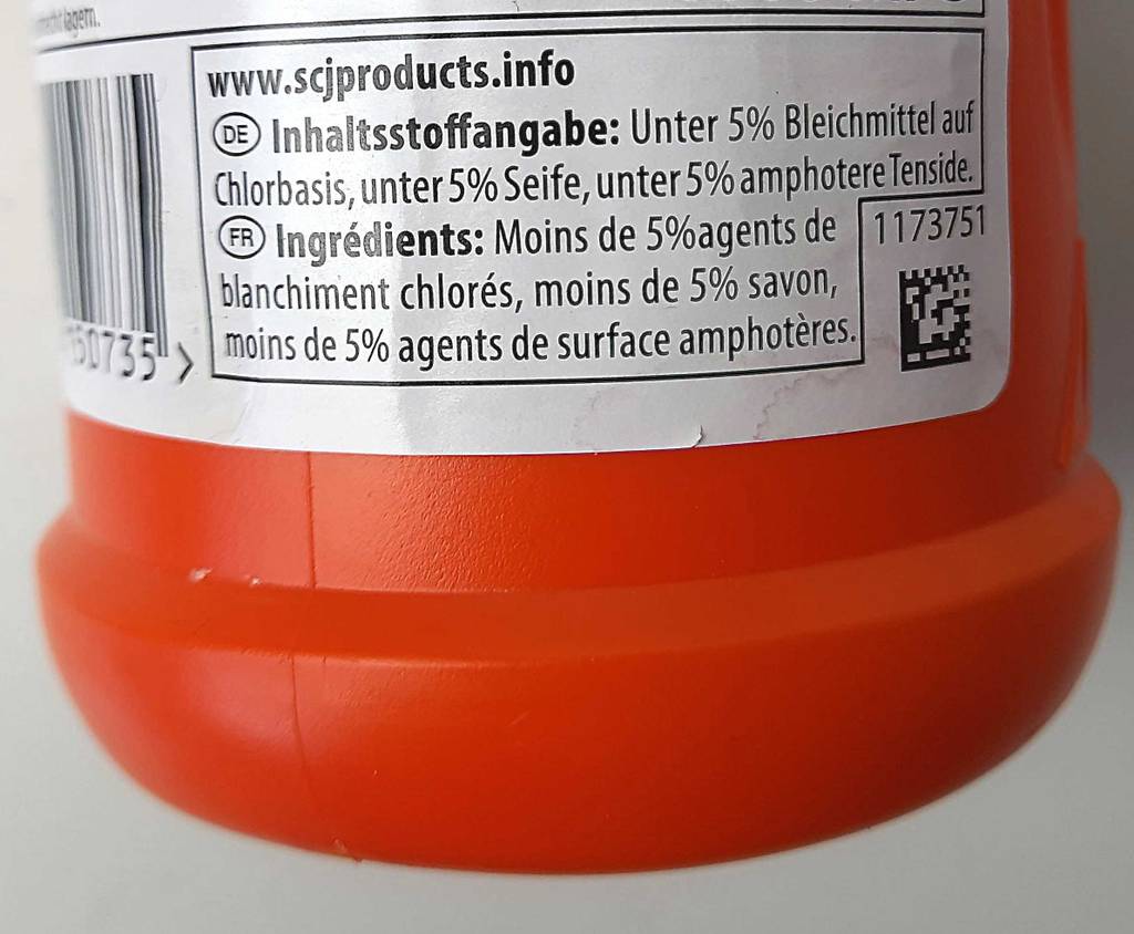 Nahaufnahme der orangefarbenen Kunststoffflasche mit der Rohrreinigung im Test.
