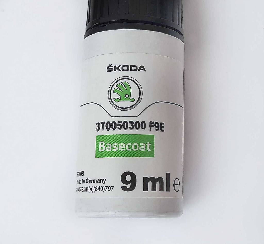Lackstift Auto getestet: Nahaufnahme einer 9-ml-Kunststoffflasche mit schwarzem Basislack.