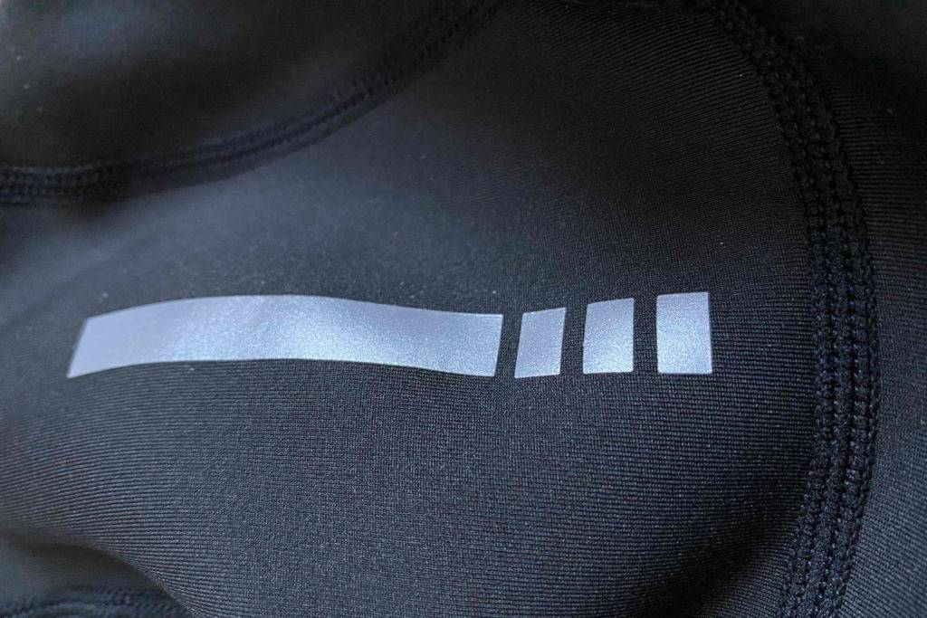 Fahrradhelm-Unterziehmütze im Test: Nahaufnahme Aufdruck Detail