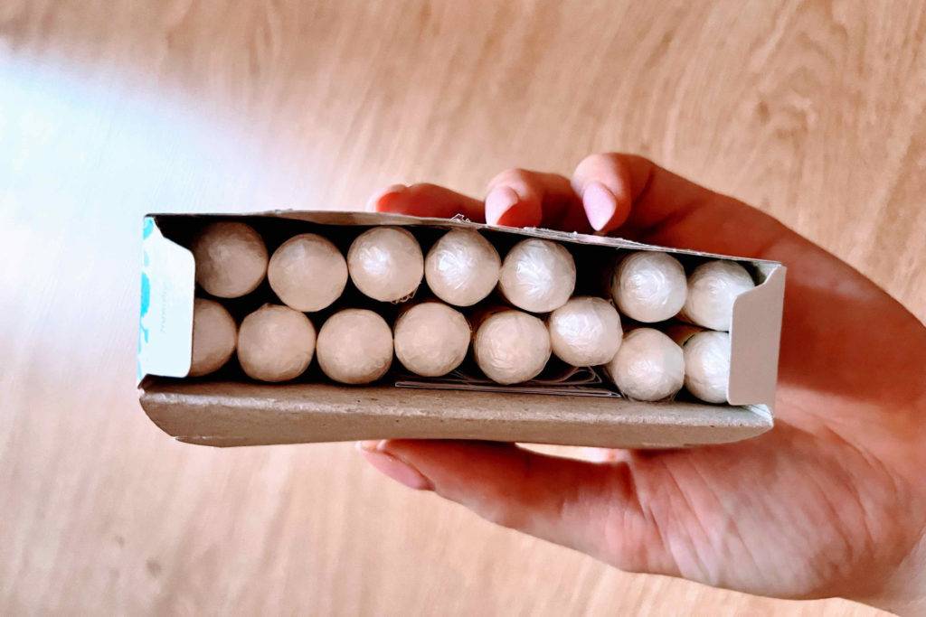 Tampons im Test: Geöffnete Tampons-Verpackung in der Hand.
