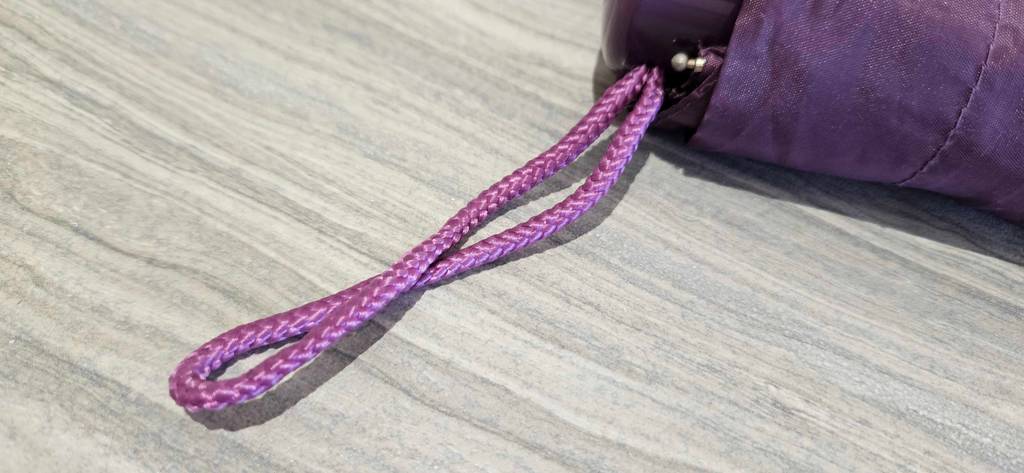 Nahaufnahme einer Handschlaufe des getesteten Taschenschirms.