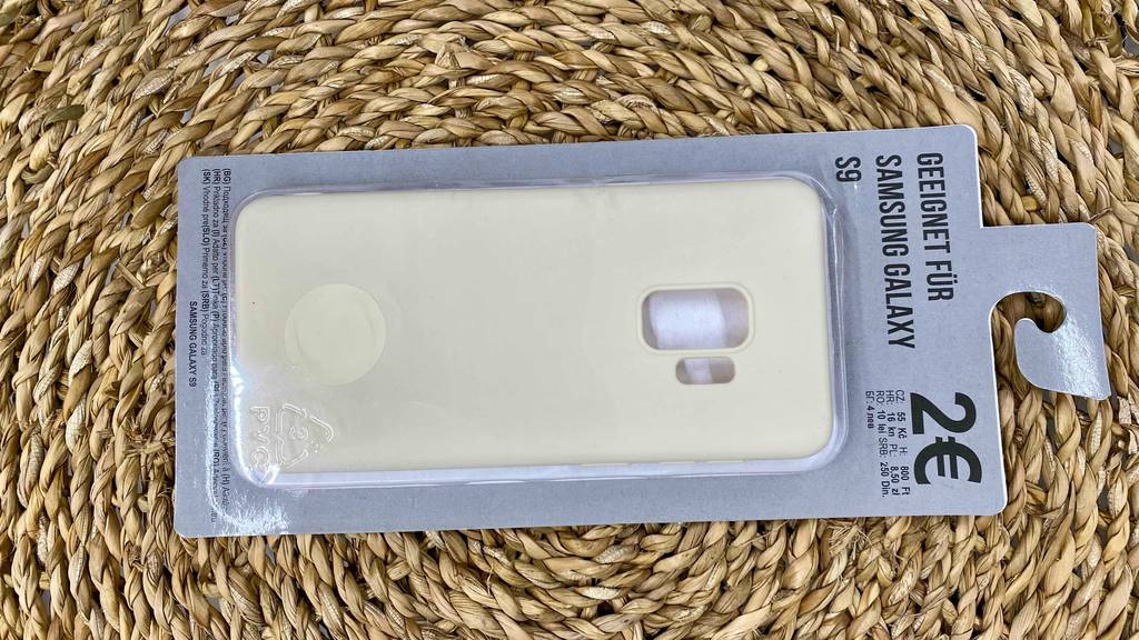 Samsung-Galaxy-S9-Hülle getestet: eine Samsung-Galaxy-S9-Hülle in der Farbe Weiß, befindet sich in der Verpackung, welche auf einem Tischset liegt.