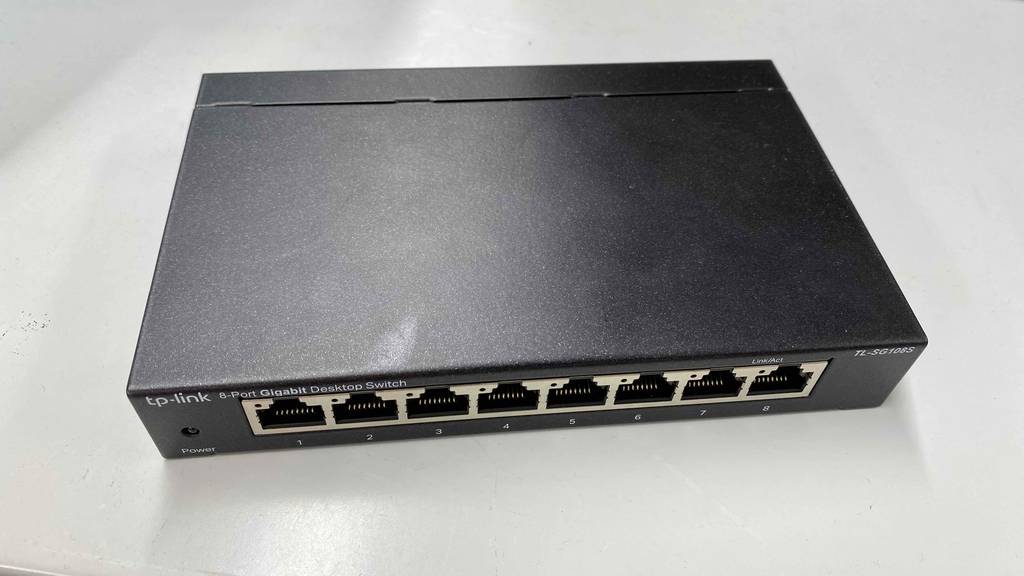 8-Port-Switch getestet: Switch liegt auf heller Oberfläche