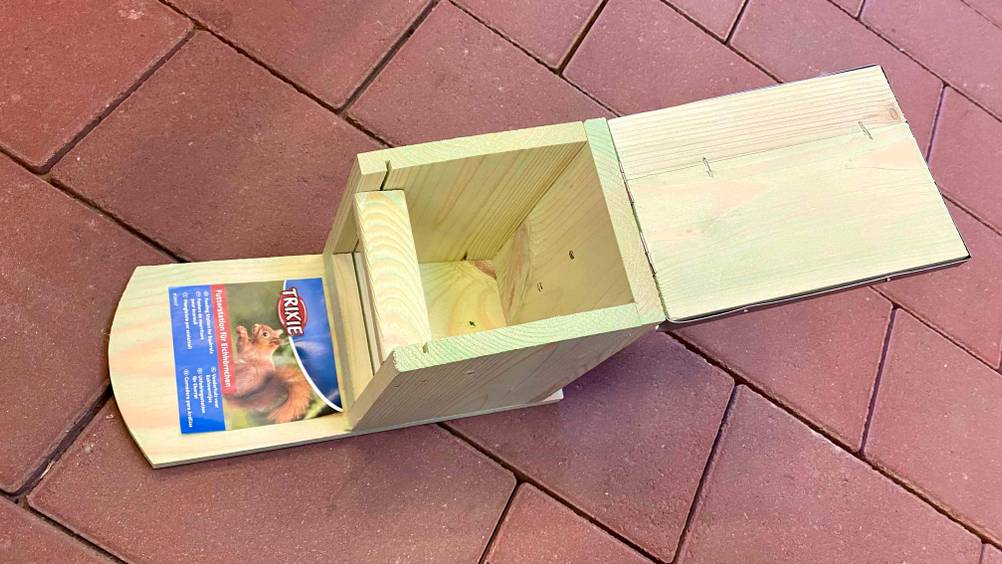 Eichhörnchen-Futterhaus-Test: ein Eichhörnchen-Futterhaus im geöffneten Zustand der Marke Trixie.