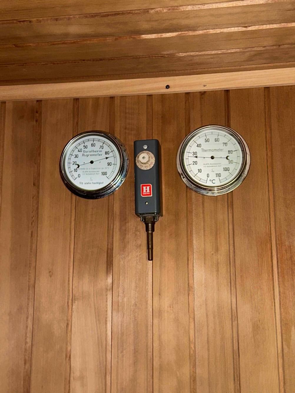 Sauna getestet: zwei Thermostate einer Sauna im Blick.