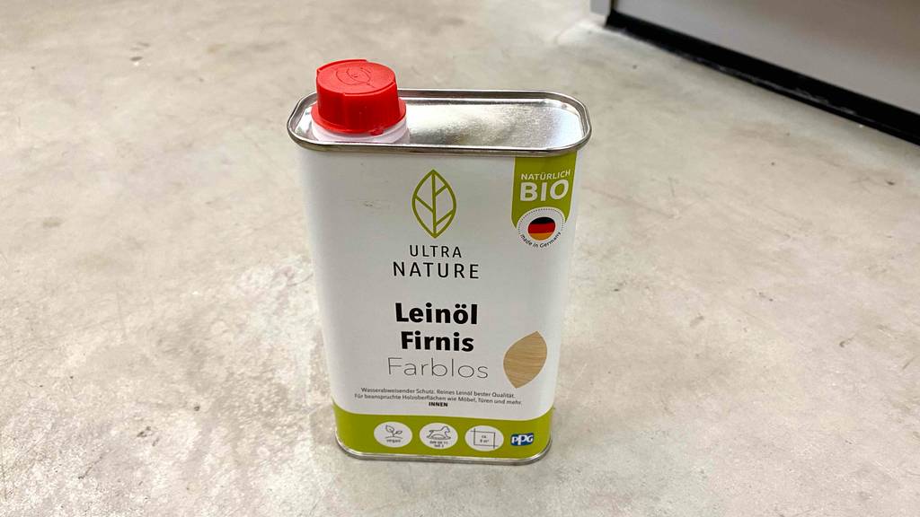 Leinölfirnis-Test: ein stehendes Leinölfirnis in Bio-Qualität.