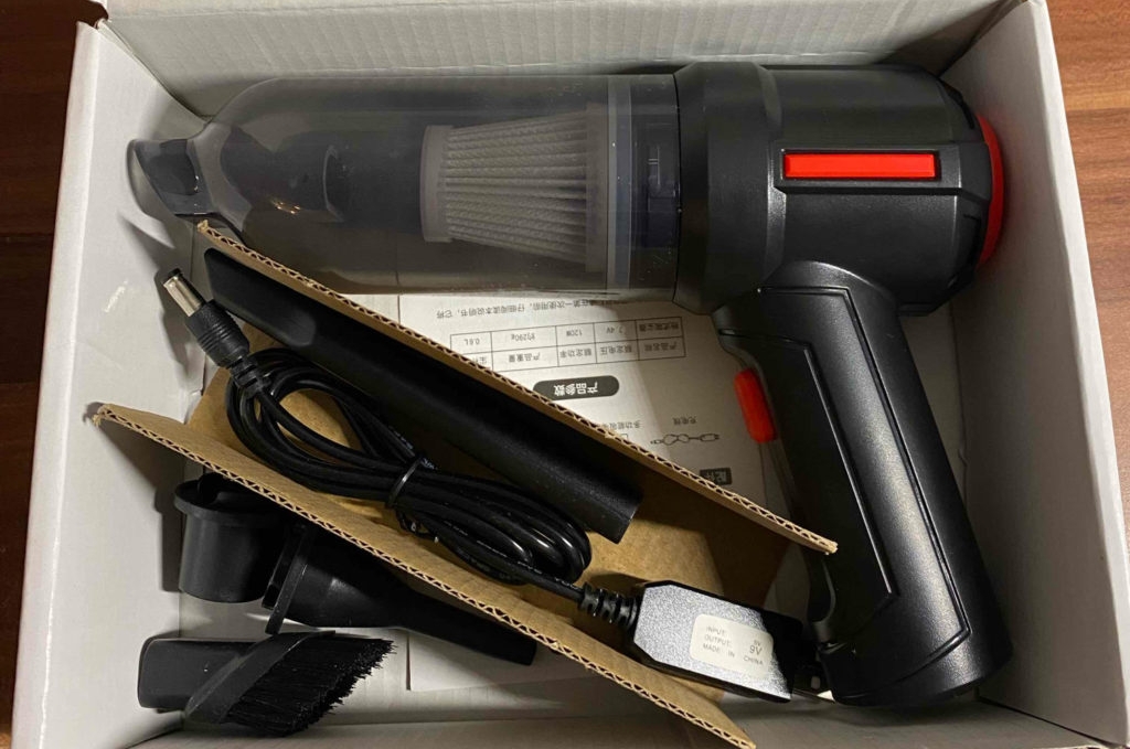 Im Test: Ein Handstaubsauger in seinem Verpackungskarton.