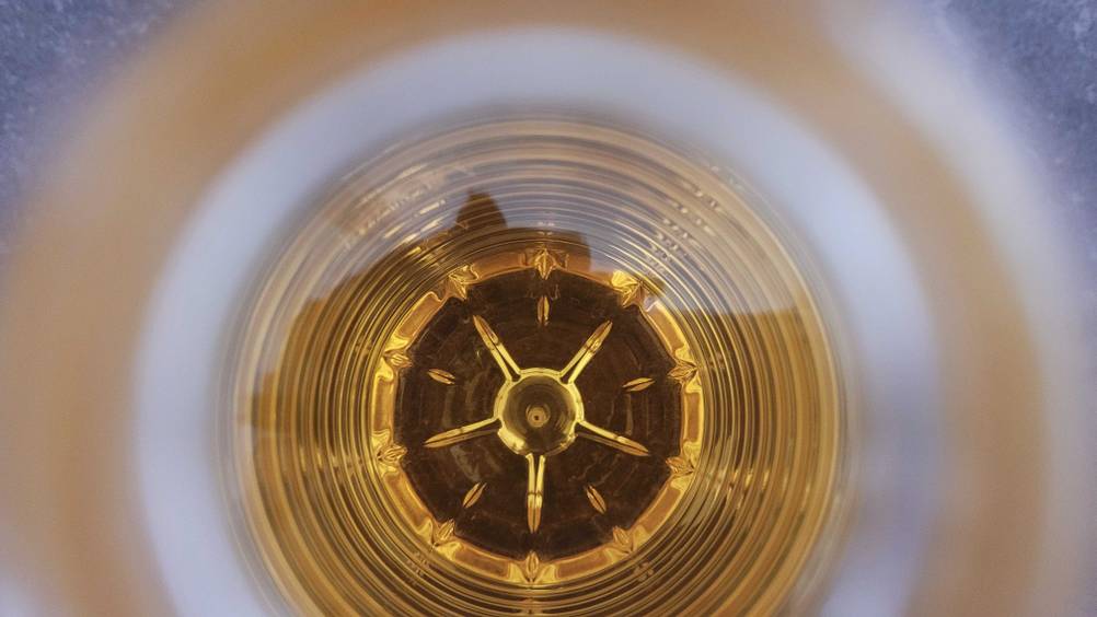 Detailaufnahme in die Flasche eines getesteten Öls zum Braten.