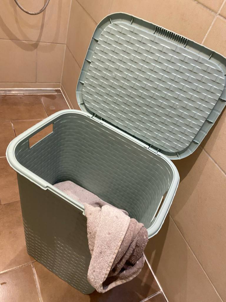 Der geöffnete und getestete Wäschesammler steht im Badezimmer.