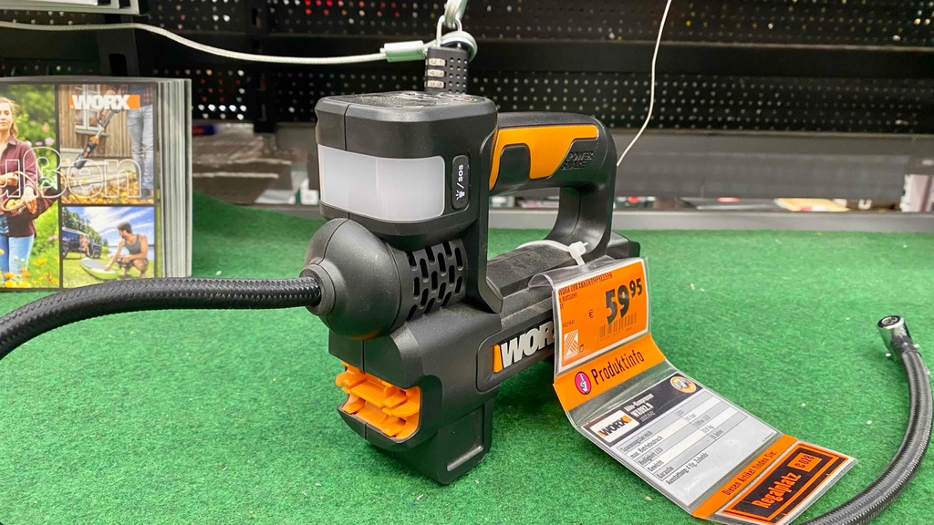 Akku-Kompressor getestet: Auf einer grünen Fläche steht ein Akku-Kompressor von Worx.