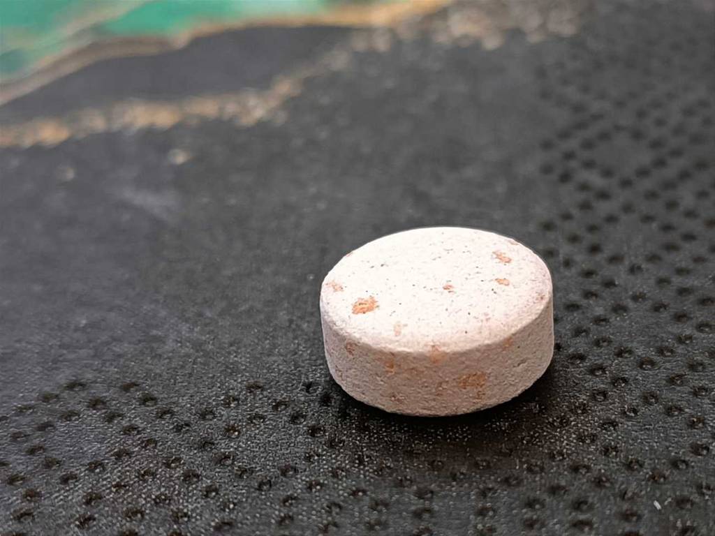 Eine Tablette in Nahaufnahme von getesteten Vitamin-B12-Tabletten.