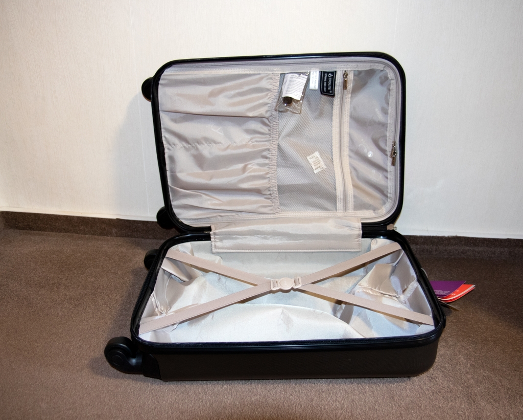 Ein geöffneter und getesteter Aerolite Hartschalenkoffer mit beigem Innenmaterial.