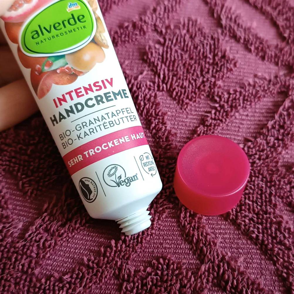 alverde Handcreme auf einem Handtuch