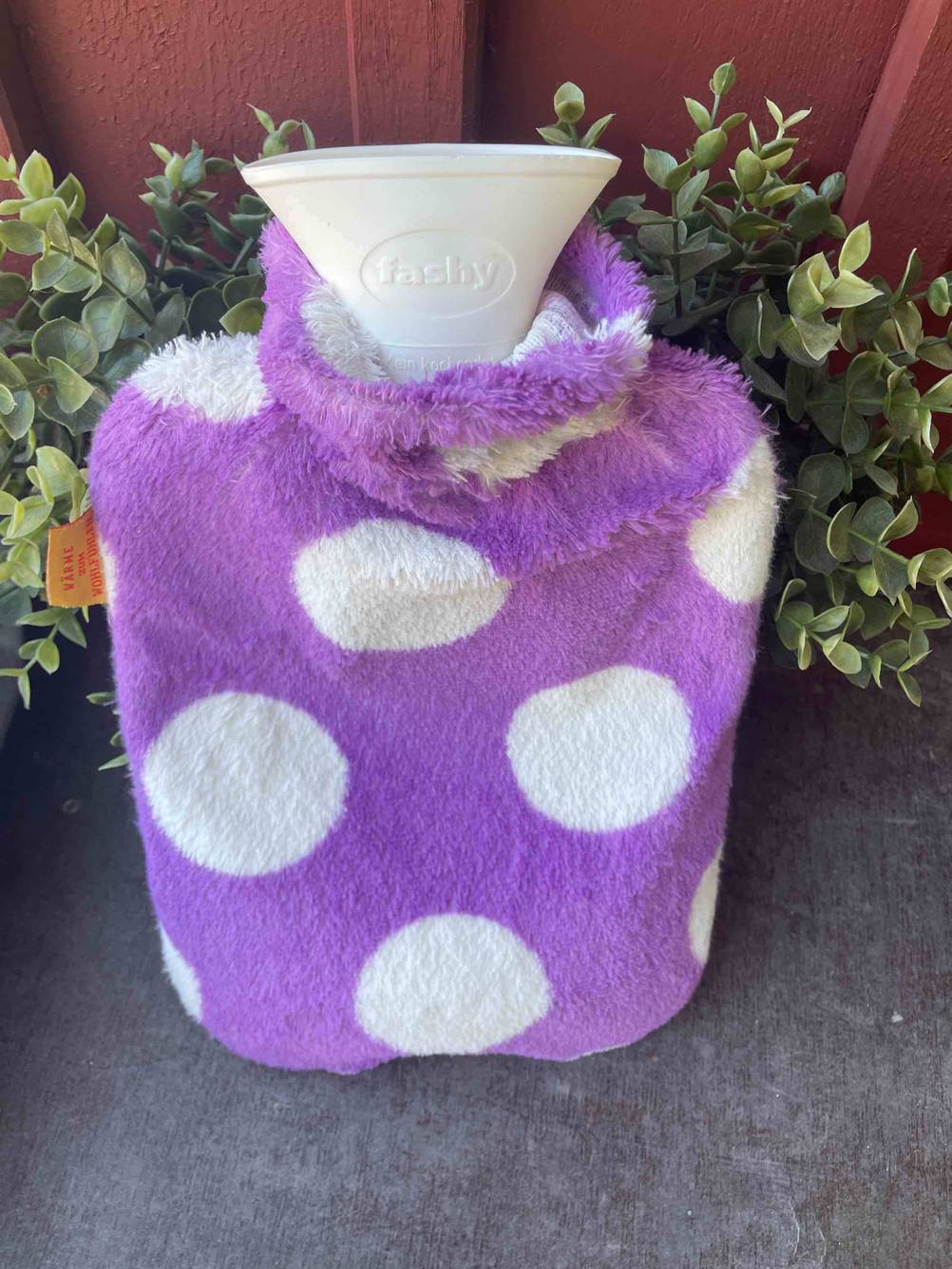 Wärmflasche vor Blumen