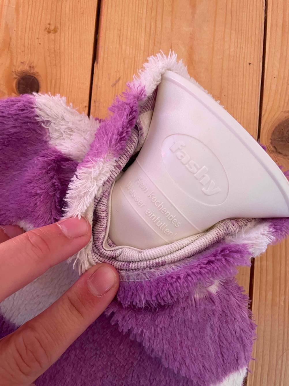 Wärmeflasche getestet: oberer Teil einer Wärmeflasche mit Blick auf die Aufschrift 