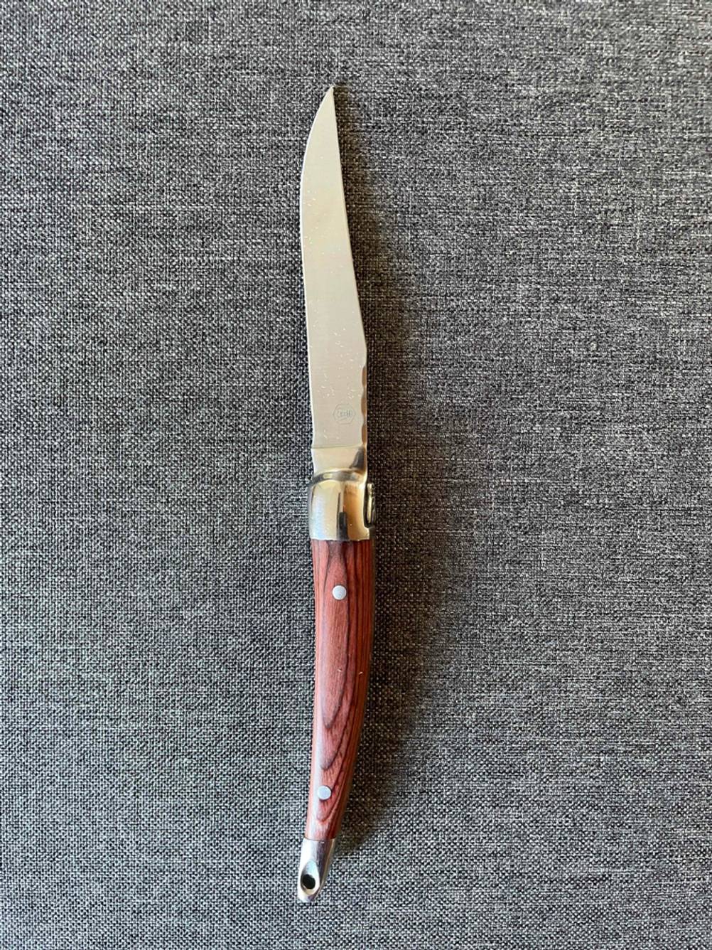 Steakmesser Test: Ein Messer auf grauem Hintergrund