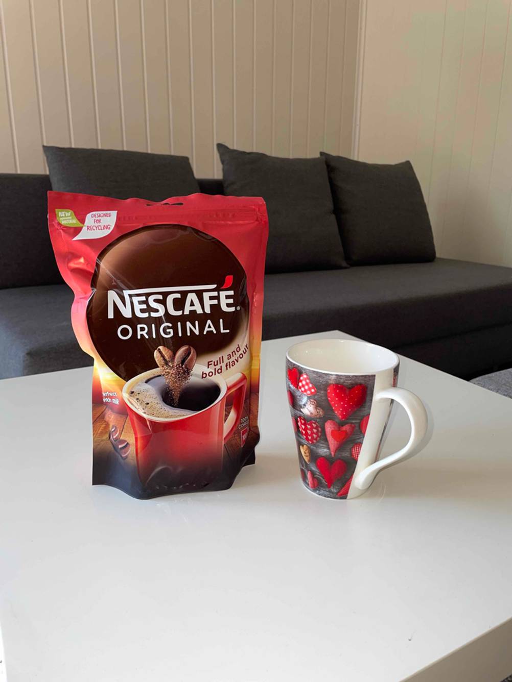 Löskaffee und Tasse auf einem Tisch.