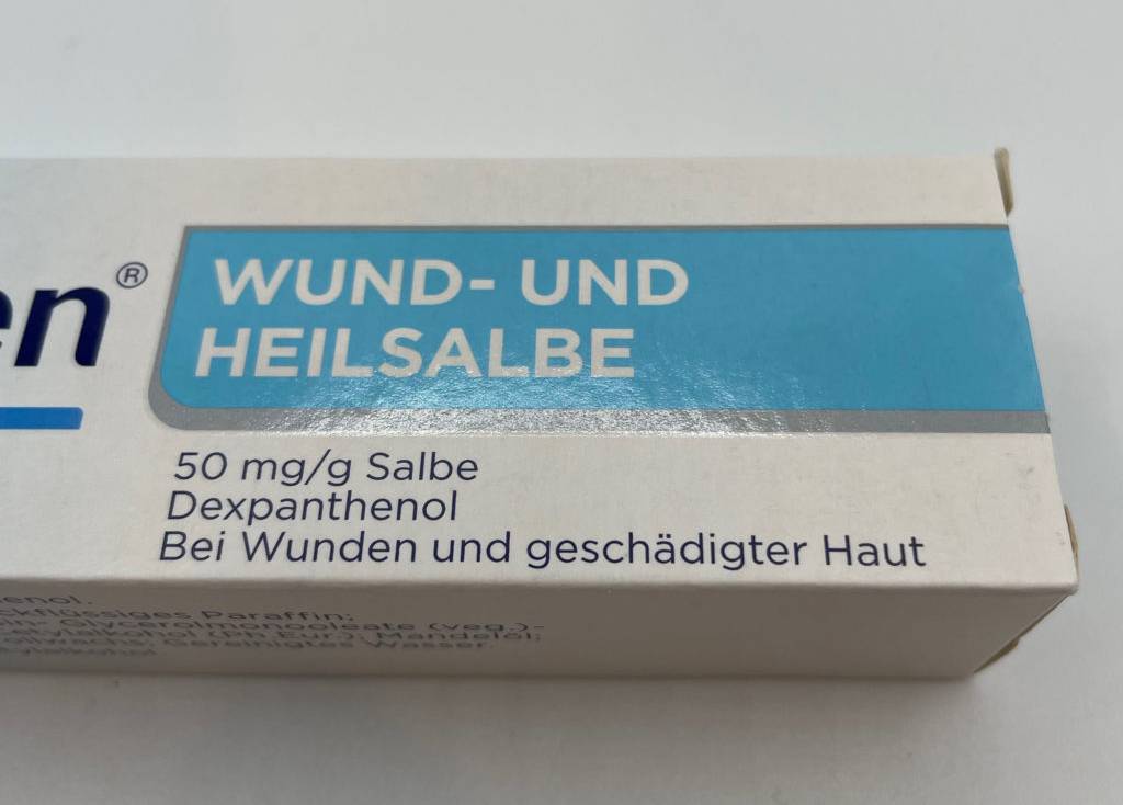 die Verpackung einer getesteten Wund- und Heilsalbe der Marke Bepanthen mit 50 g Inhalt.
