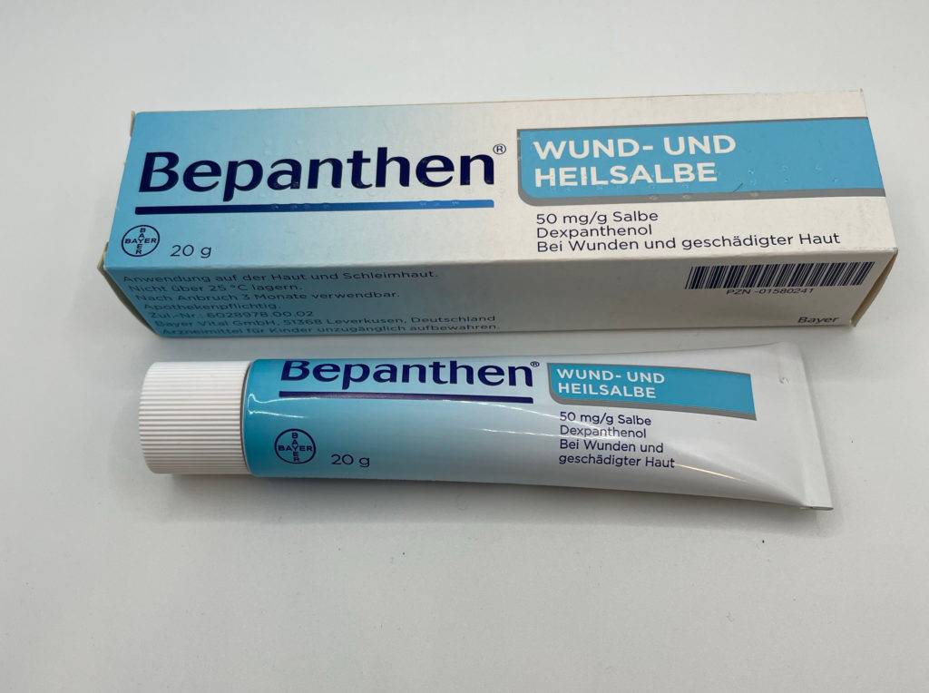 Wund- und Heilsalbe im Test: eine Tube Wund- und Heilsalbe vor der entsprechenden Verpackung liegend.