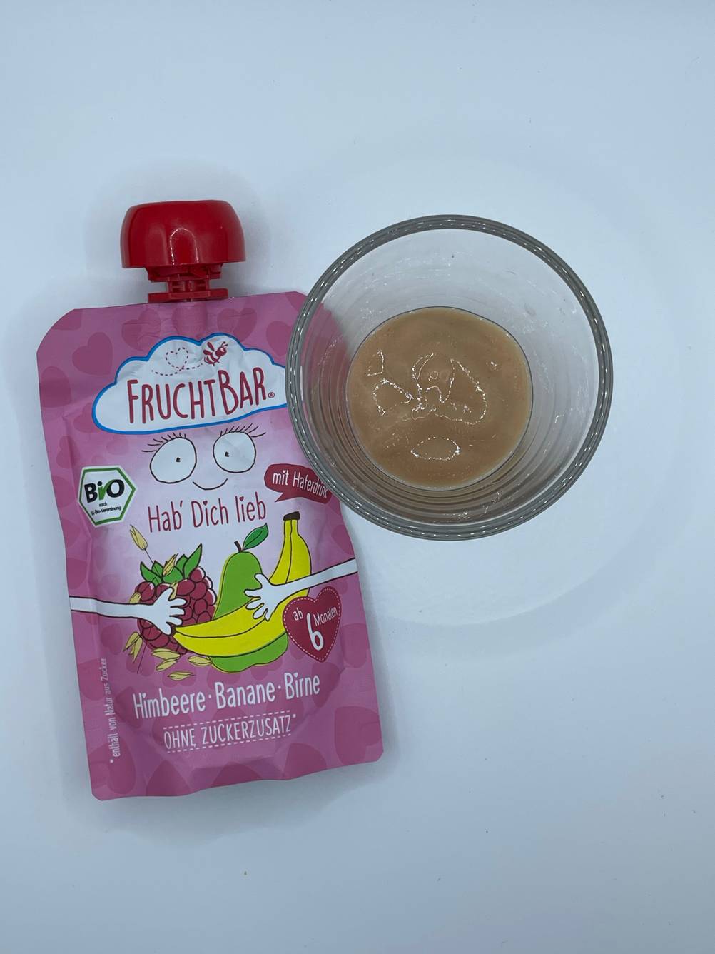 Quetschie und Glas mit Inhalt zu sehen.