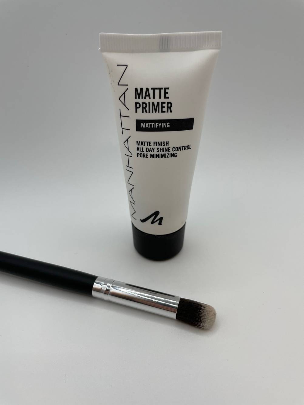 Make-up-Primer und Pinsel.
