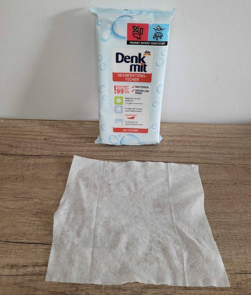Desinfektionstücher-Test: eine Packung Desinfektionstücher der Marke Denk-mit und ein Tuch davor ausgebreitet.